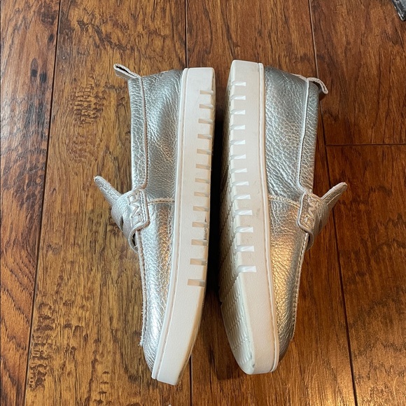 Vionic Uptown Penny Loafers Metallic Silver Leather 9.5 - Picture 9 of 13